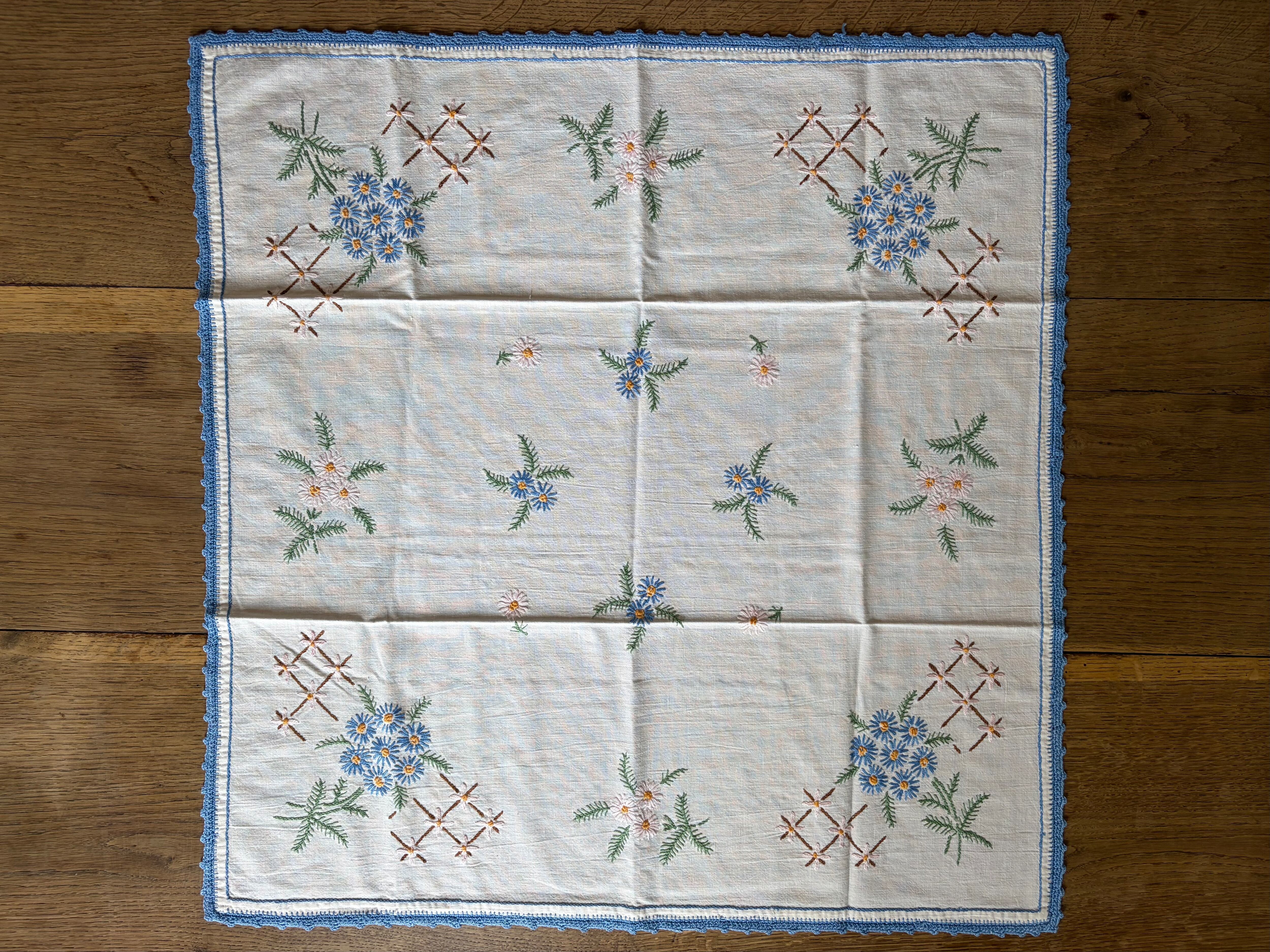 送料無料】フランスアンティーク テーブルクロス（64×62cm） 花柄刺繍