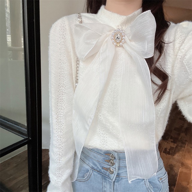 トップス レディース ブラウス 長袖 スタンドカラー 細身 ストレート リボン とろみ感 ビジュー パール かわいい 大人可愛い きれいめ シンプル カジュアル 上品 エレガント 清楚 フェミニン おしゃれ 綺麗 お嬢様 こなれ感 キュート ガーリー 個性的 華やか 無地 オフィス OL 通勤 学生 通学 デート お出かけ 女子会 散歩 美術館巡り アート鑑賞 カフェ巡り 送料無料 S M L ホワイト 春 10代 20代 30代 ママ 韓国系 着回し 普段使い ファッション コーデ モテ トレンド 流行