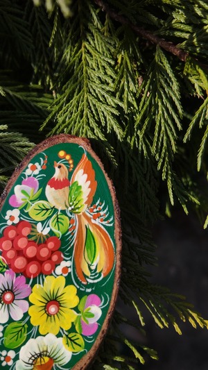 ウクライナ伝統絵画 ペトリキウカ塗り 木製ブローチ（ホメンコ作）