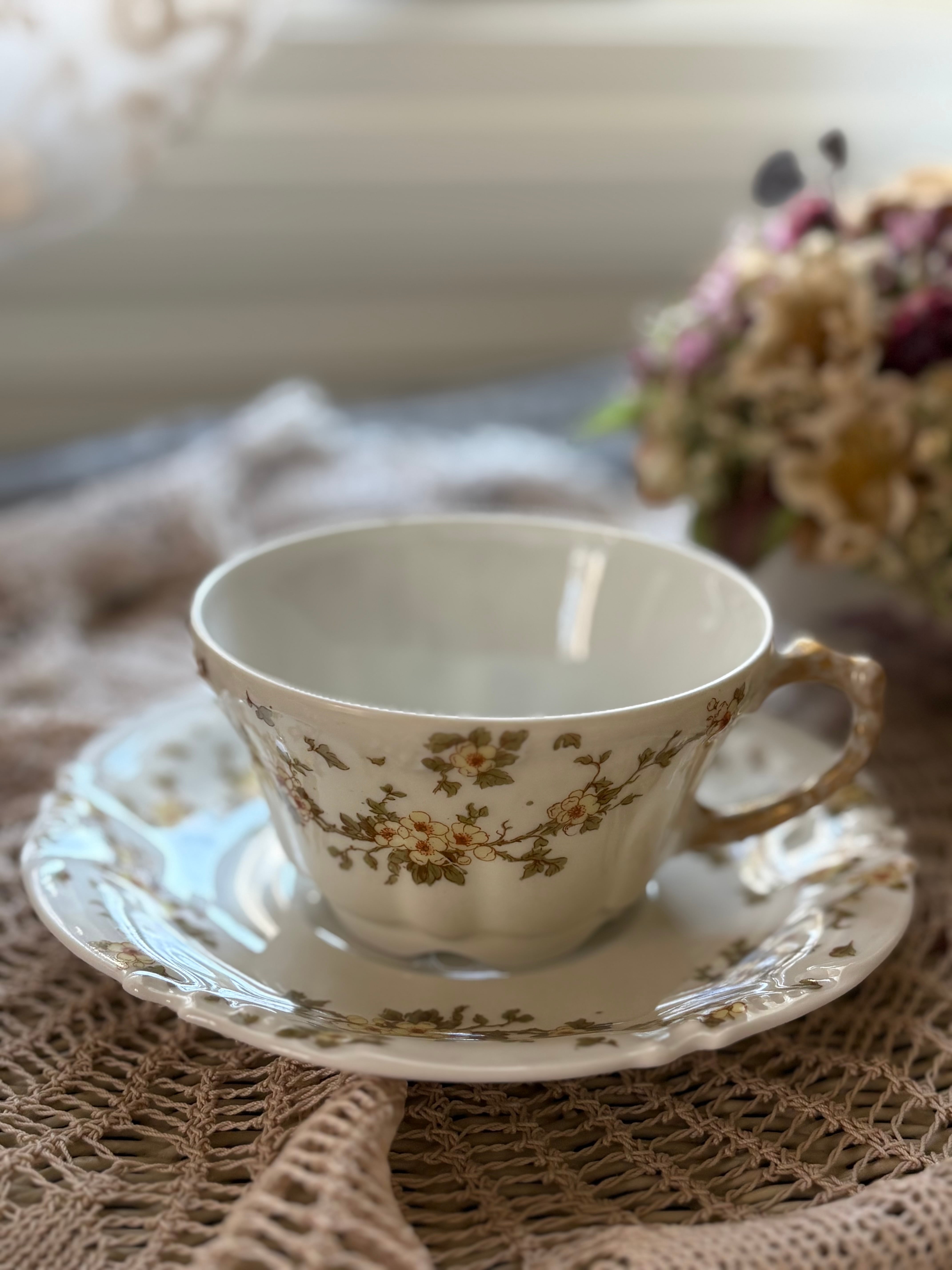 フランスアンティーク Limoges リモージュ Jean Pouyat ジャンプーヤ 黄色い小花柄 カップ&ソーサー