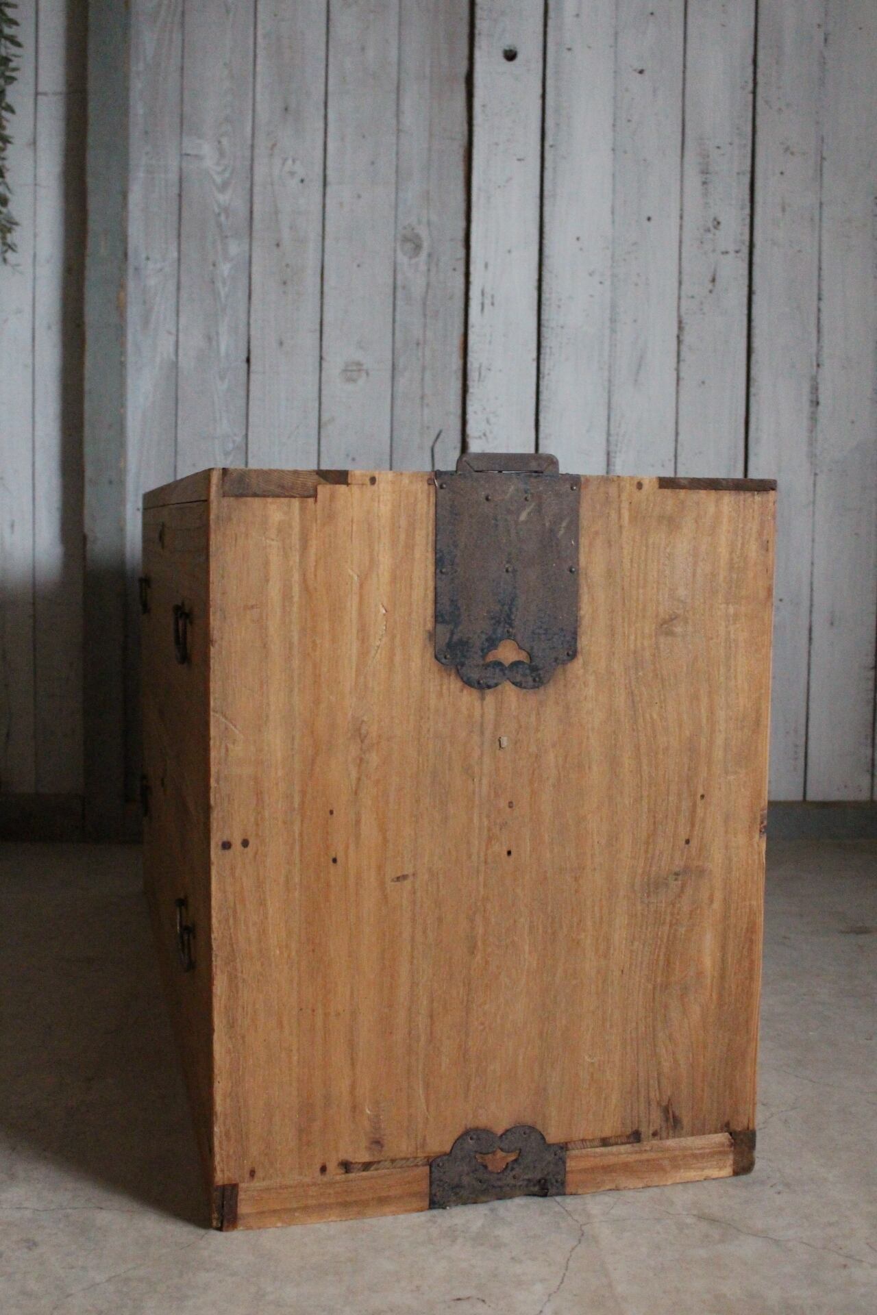 古く味のある木製の引き出し2段　チェスト　桐箪笥　タンス　古家具　古民家 古く味のある木製の引き出し2段 チェスト 桐箪笥 | denbee 古道具