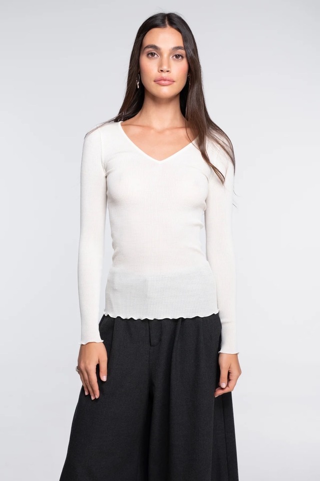 ウールシルク　Vネック　長袖 　アイボリー　２、３サイズ