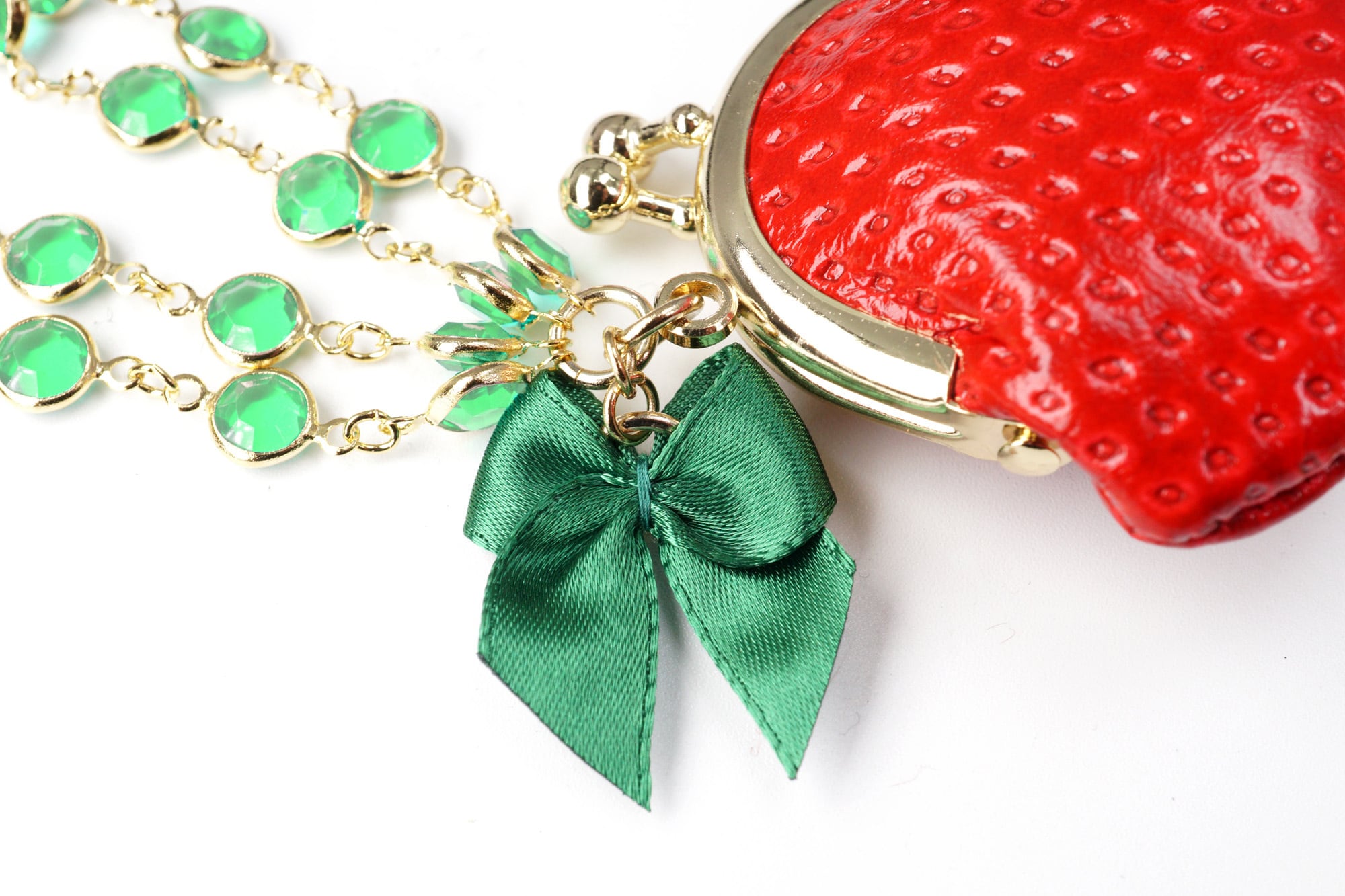 いちごな豆がま口のバッグチャーム（黄緑ストーン付きチェーン