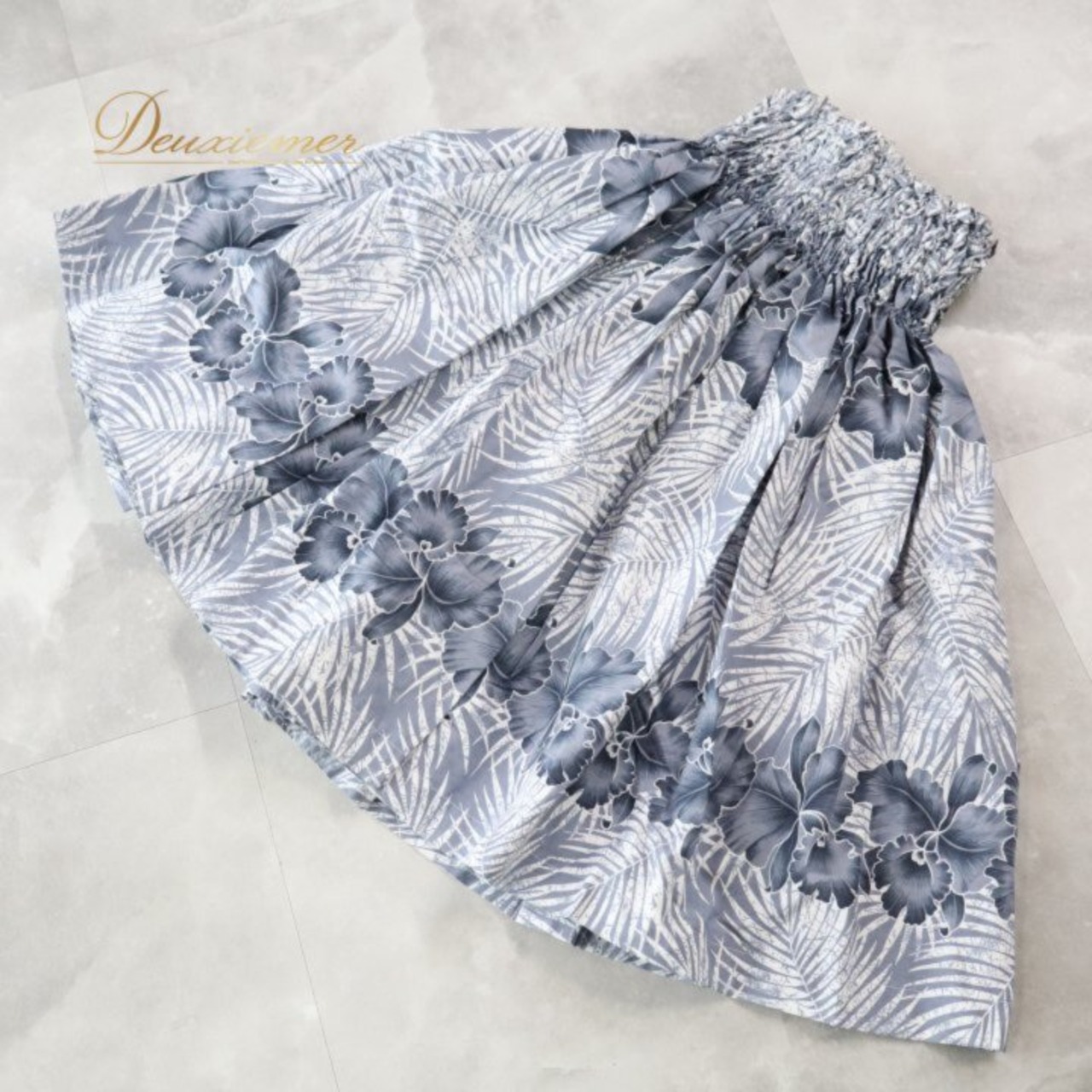 フラダンス 衣装 パウスカート グレー系 ダンス衣装 ハワイアンプリント 灰色 白 アロハ フラ ダンス レッスン 練習 ハワイアンダンス レディース ホワイト系 シングル 軽やか 大人っぽい おしゃれ 上品 スカート 花柄 ボタニカル柄 葉っぱ柄 植物プリント モノトーン系 しわ加工風 ふんわり スカート丈 ミモレ丈 かわいい 大人 エレガント モダン リゾート ハワイアンデザイン レッスン用 練習用 舞台用 発表会 コスチューム クリアランス感なし フィット感 伸縮 くびれ ウエストゴム まとめ髪