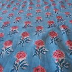 ブロックプリント生地【50cm単位】インド綿 miniローズ柄 水色×ローズピンク #49410-BL1