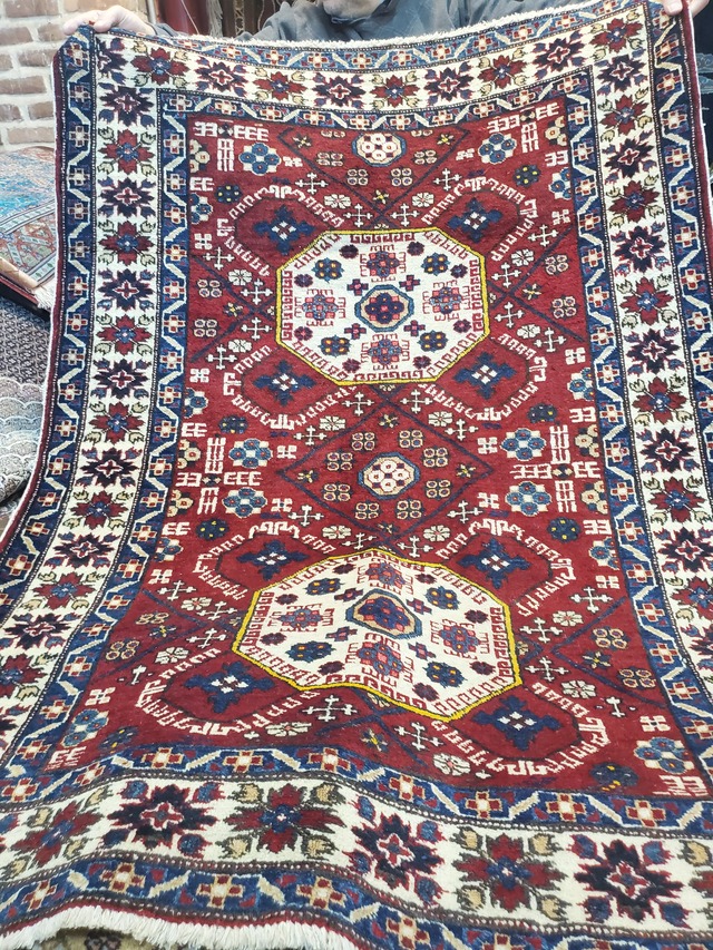 絨毯クエスト51【No.8】※現在、こちらの商品はイランに置いてあります。ご希望の方は先ずは在庫のご確認をお願いします。