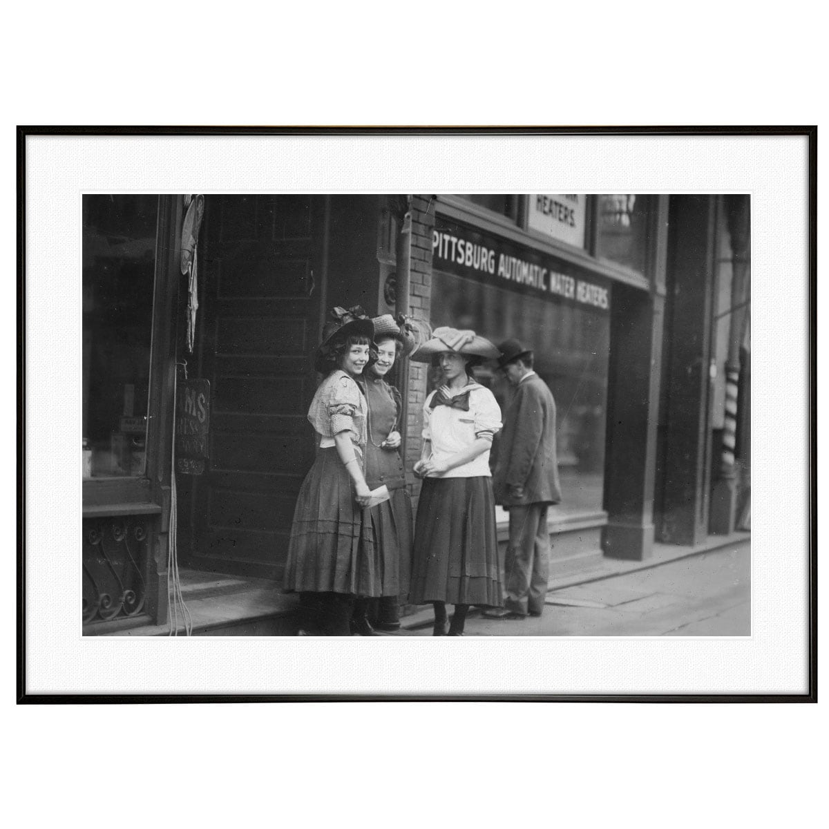 人物写真 1910年 アメリカ ミズーリ州セントルイスにて 薬品工場で働く3人の女の子 インテリアモノクロアートポスター額装 ヴィンテージ写真 AS2439