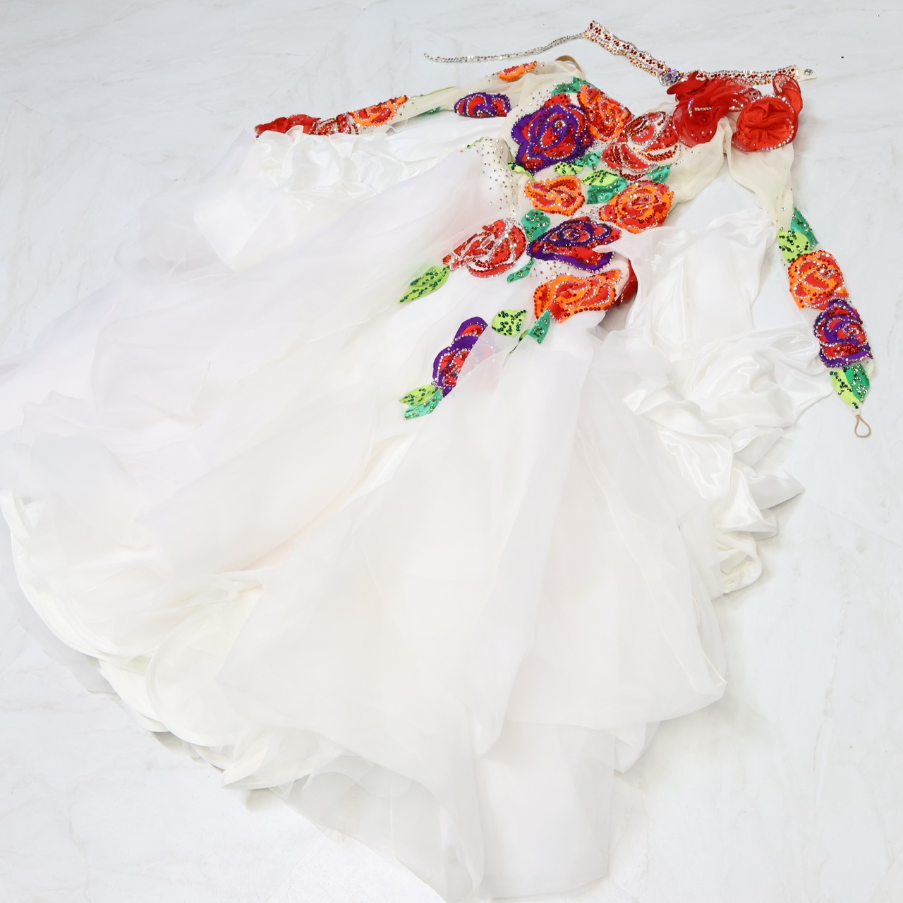 【社交ダンス衣装】ホワイト ワンピース ドレス フロート 白 赤 オレンジ 薔薇 花柄 ビジュー 上品 豪華 発表会 パーティ デモ 競技用 レディース 女性 レディライク クロッチ ダンス用 コスチューム
