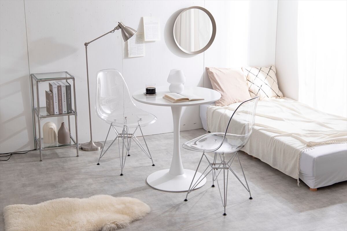 透明感が高く美しい座面と線の細い脚部の組み合わせが印象的なイームズ