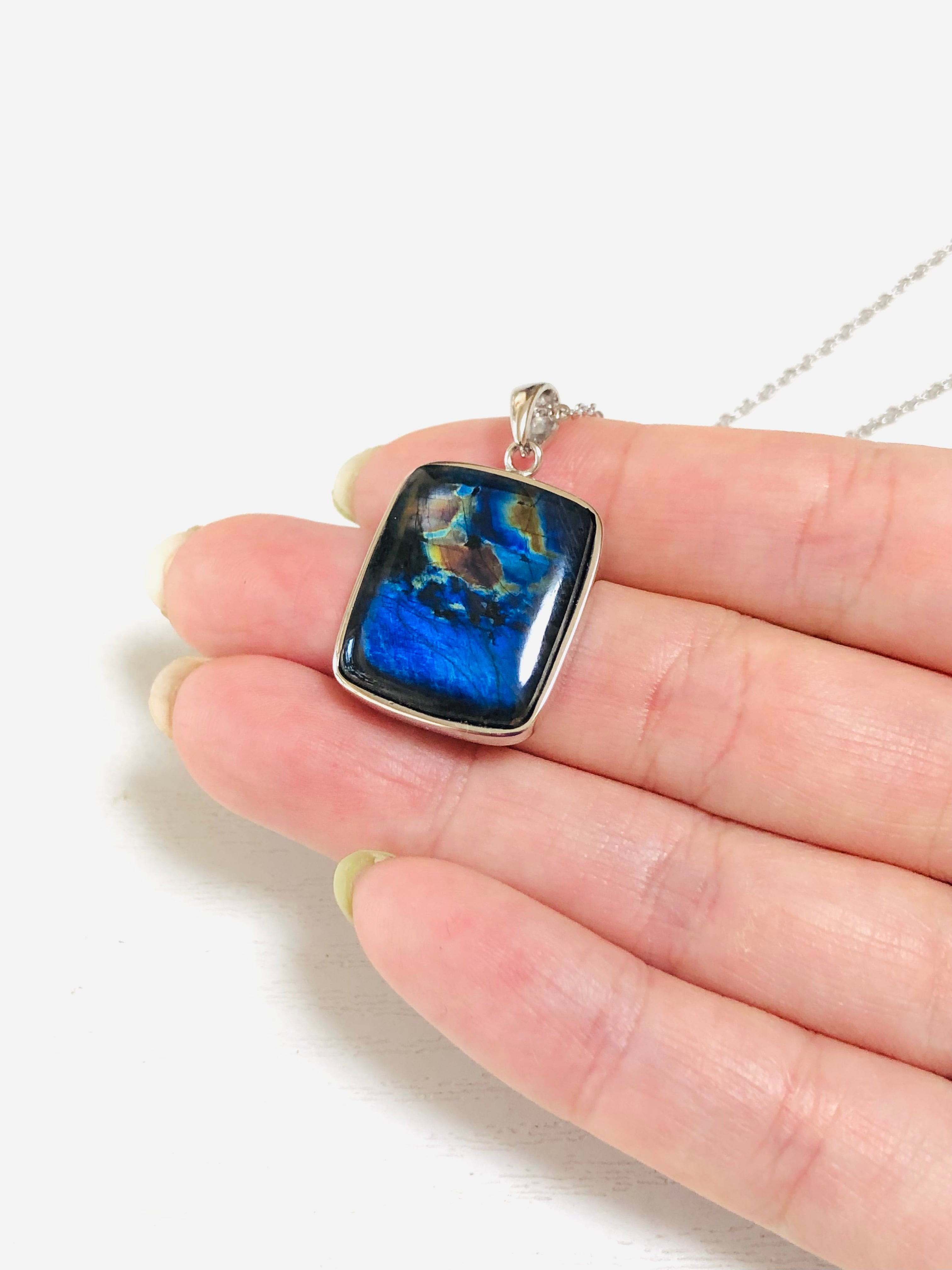 大粒！スペクトロライト（ブラックラブラドライト）ネックレス | 虹色の星