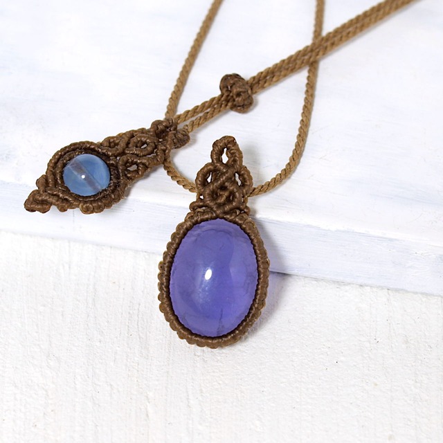 【一点物】フローライトの小ぶりなルースを包んだマクラメネックレスNo.5（青紫）