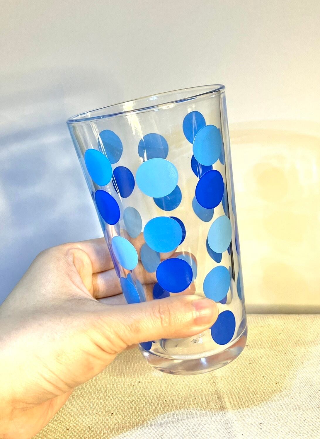 青の水玉模様のグラス｜ちょっと大きめ！カラフルでレトロかわいい
