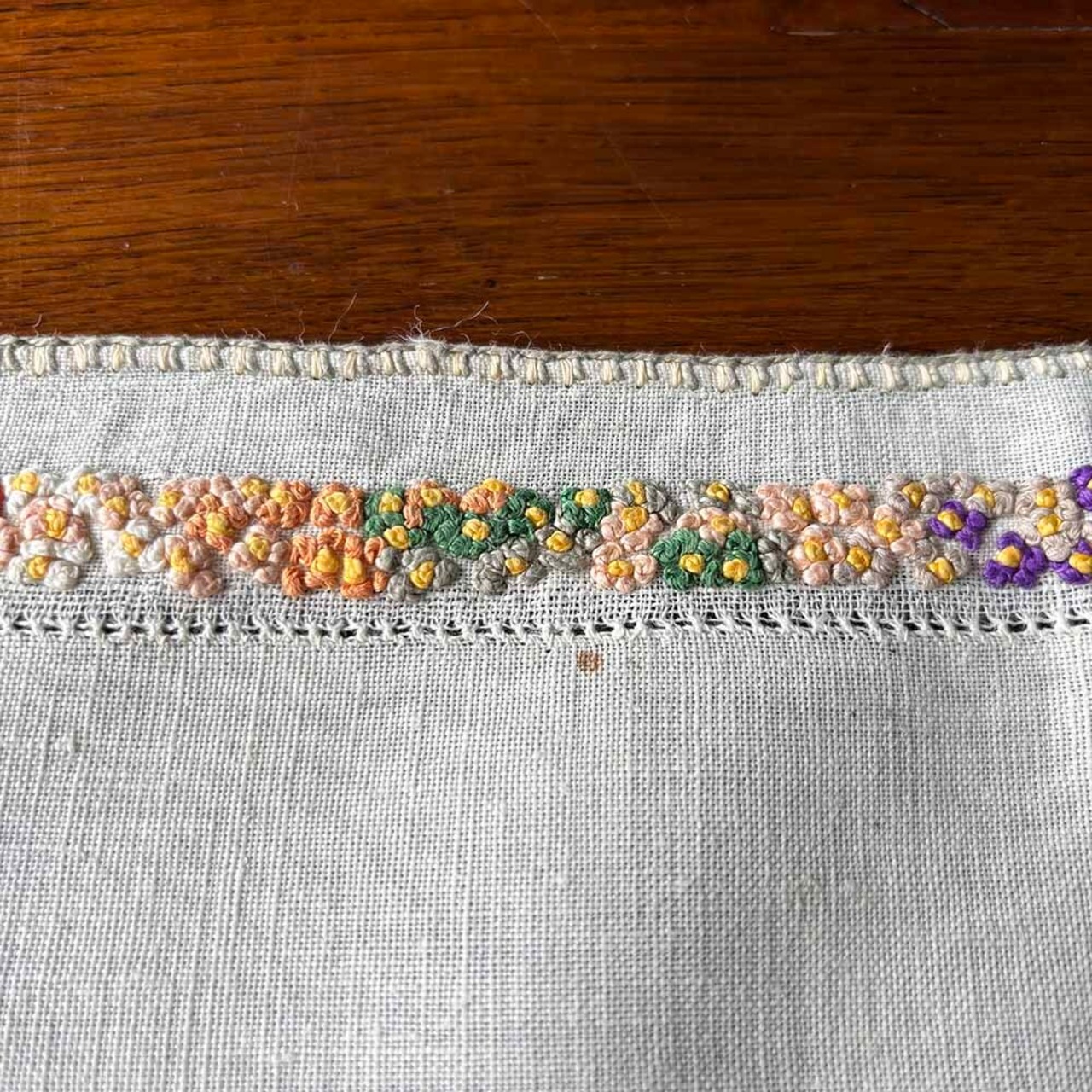テーブルマット 色刺繍 　花のレリーフ　テーブルセンター　19clm74-1
