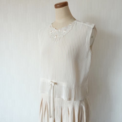 刺繍のプリーツブラウス