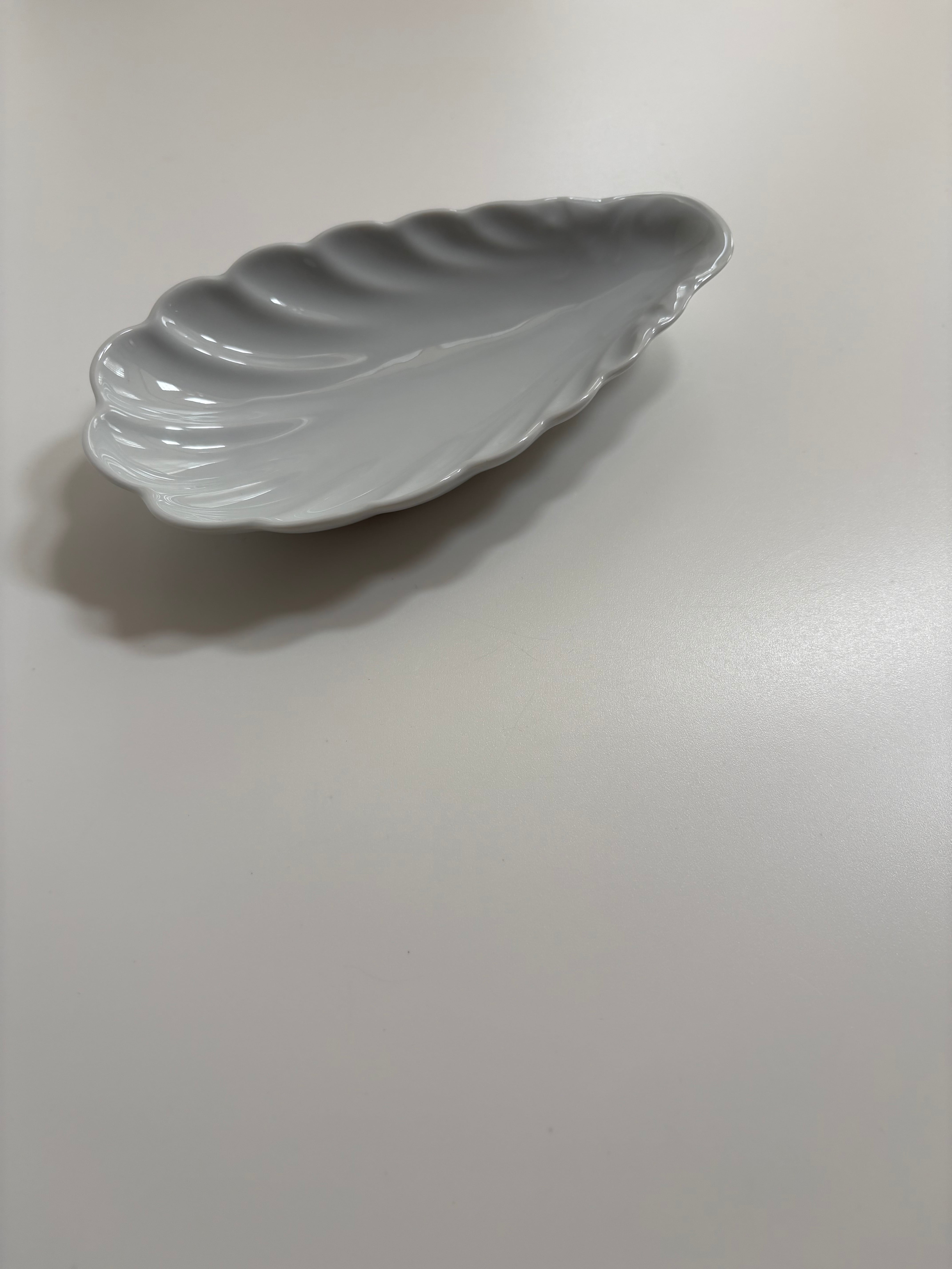 シェル型ラヴィエ（白磁の立体レリーフ）｜フランスヴィンテージ