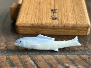 12代今右衛門　繊細な香魚の帯留め　WG使用
