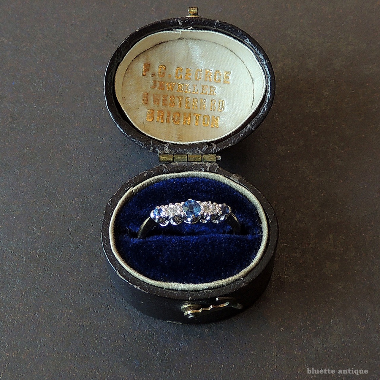 英国アンティークジュエリーケース F.G. GEORGE オーバル型 ネイビーベルベット