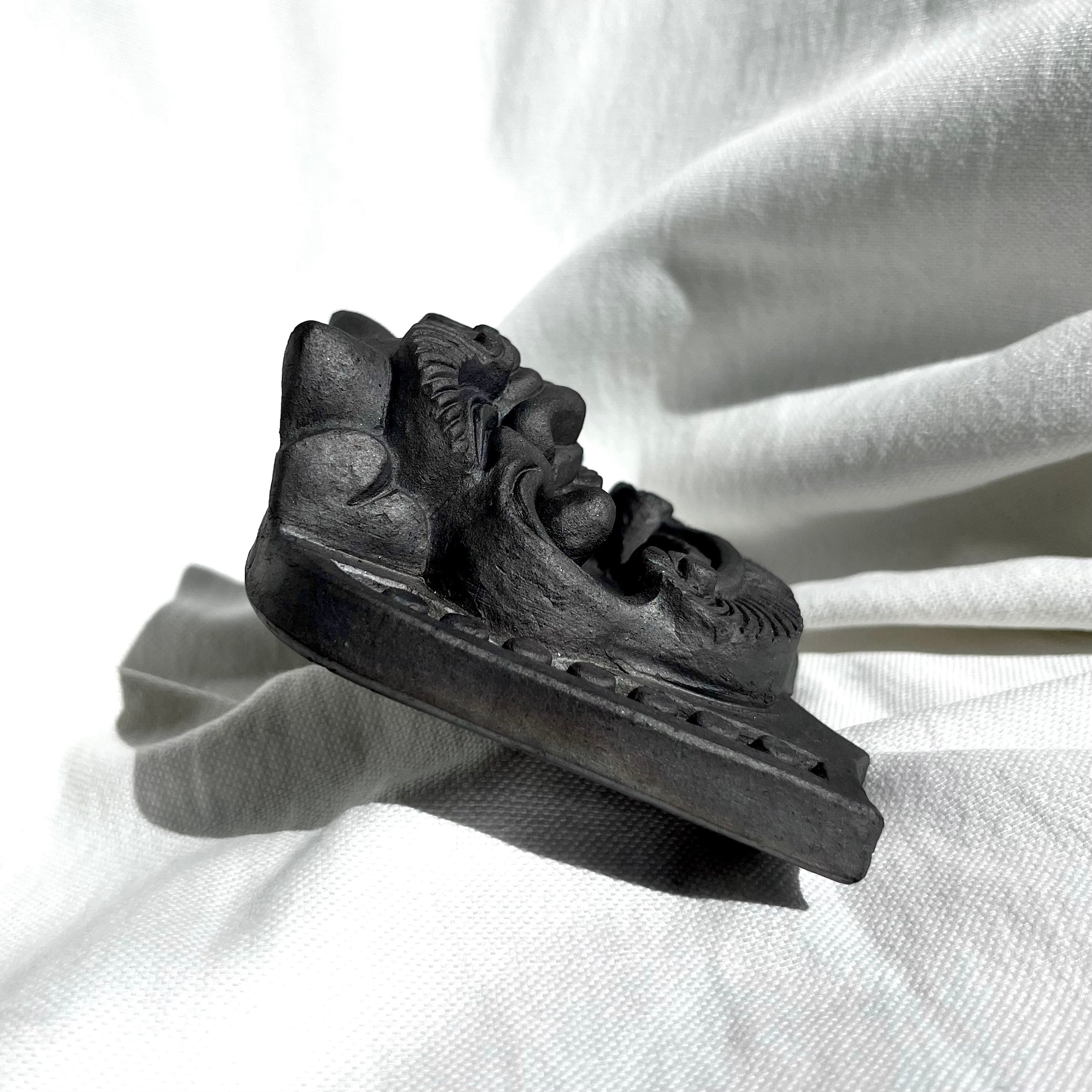 卓上鬼面 ＜ 笑 ＞ | 長澤瓦商店 -nagasawa _shimizu kawara-｜女性鬼