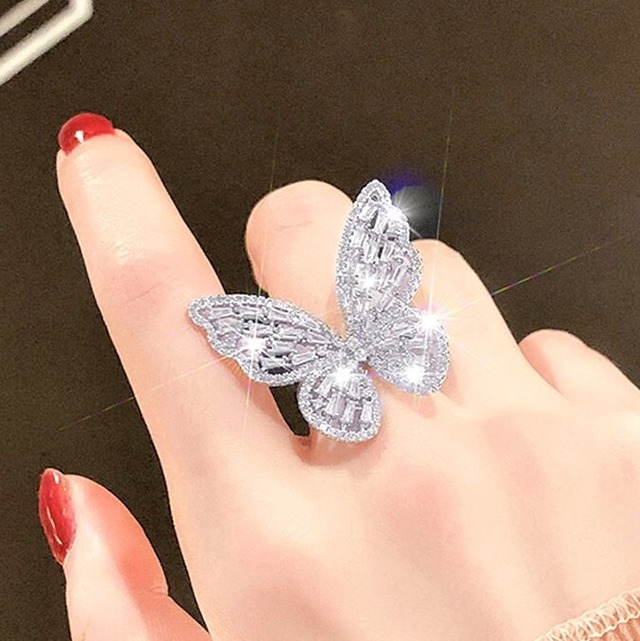 【指先を華やかに飾る】ラインストーン バタフライリング（シルバー）