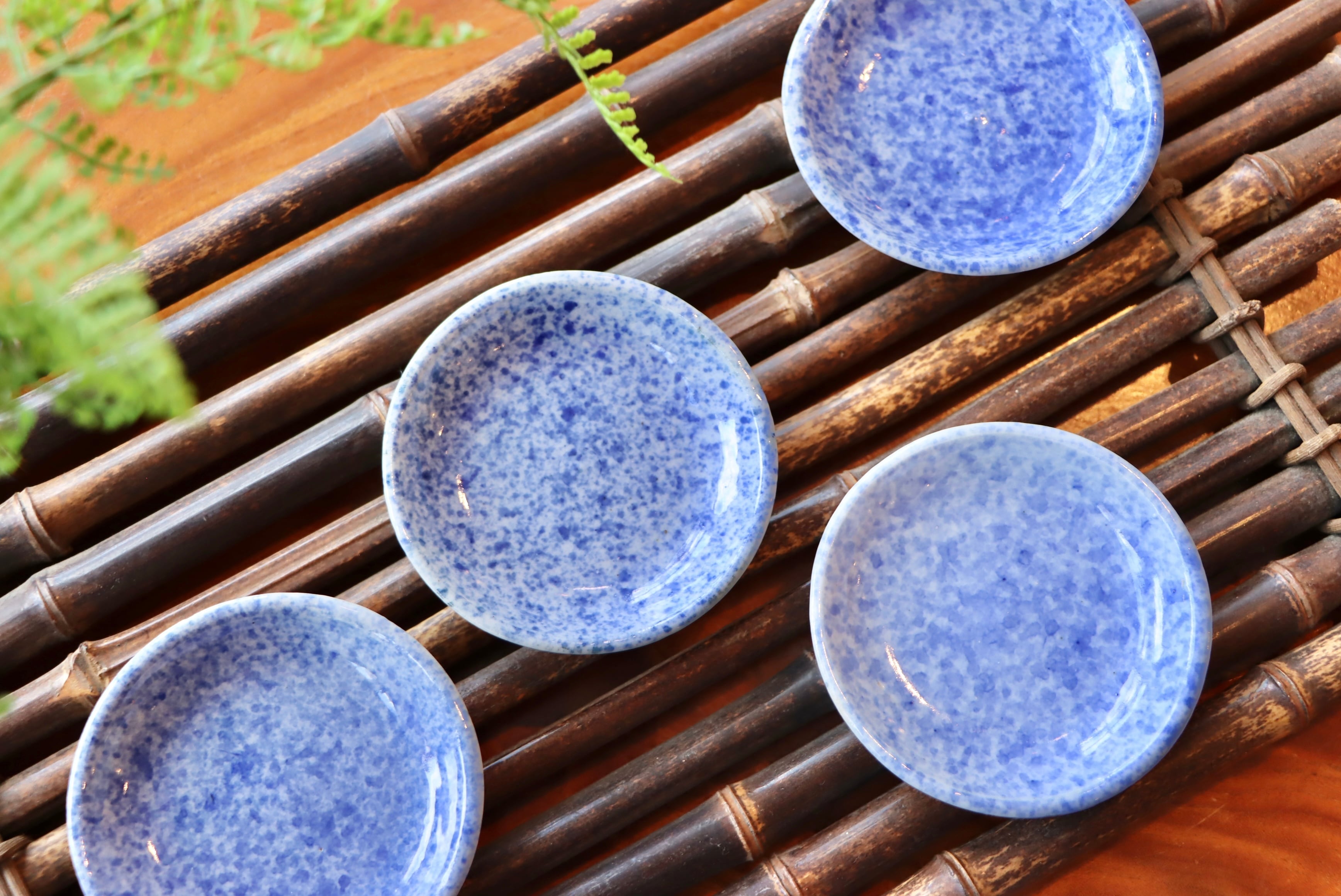 吹墨皿 染付 吹墨白兎文 皿》 | ミュージアム干支コレクションアワード2023