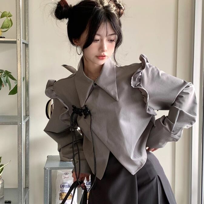 トップス レディース シャツ フリーサイズ グレー 長袖 無地 ショート丈 クロップド丈 ブラウス フリル モノトーン 留め具 ユニーク 個性的 カジュアル フェミニン キュート 大人可愛い おしゃれ 普段使い イベント デート お出かけ 女子会 休日 旅行 ファッション コーデ スタイル モテ 存在感 主役級 韓国系 送料無料 春 秋 お洒落 シンプル ガーリー 変形デザイン チャイナ風 中国風 モチーフ ワンホン RED へそ出し カフス