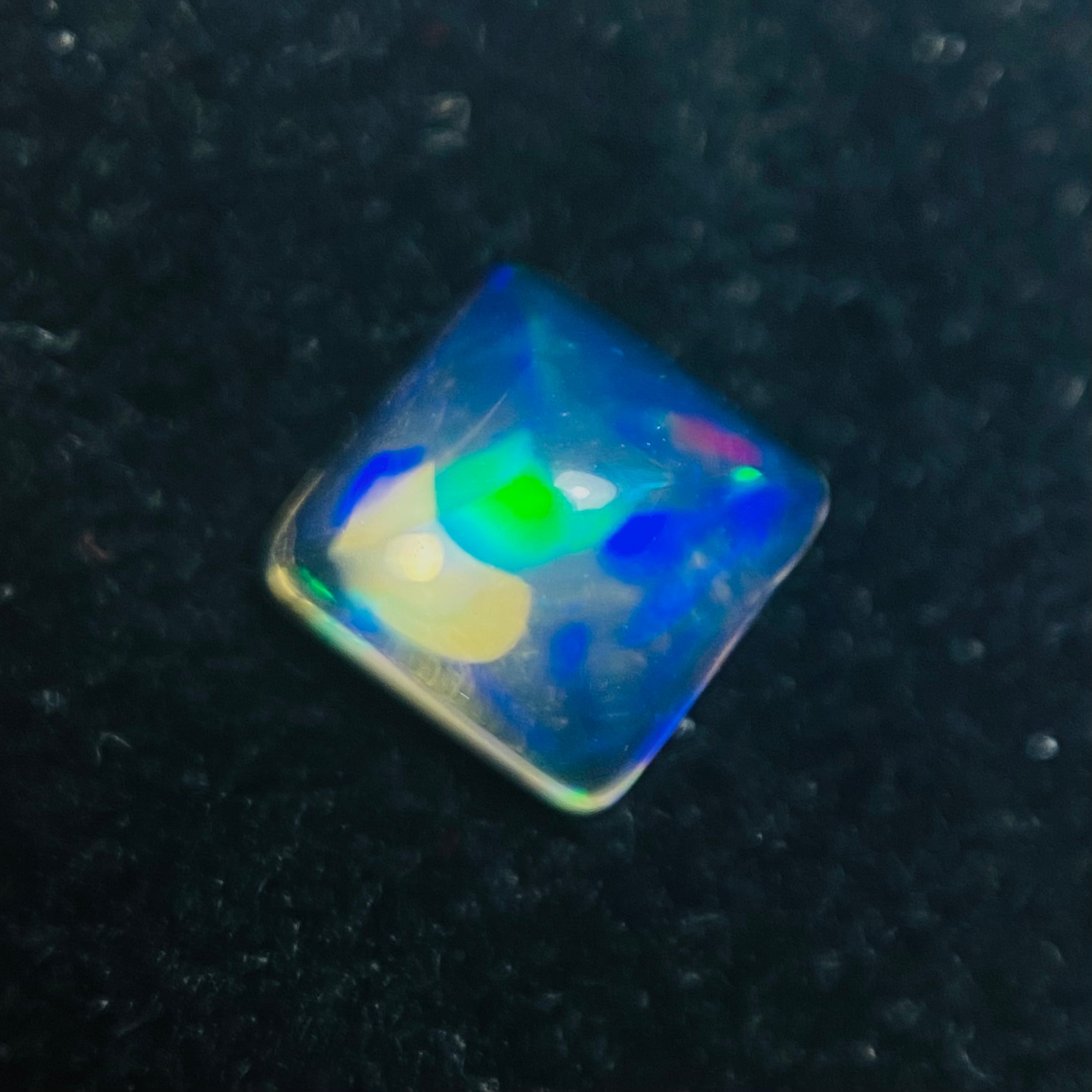 高い透明度とイリデッセンスを楽しむメキシコオパール