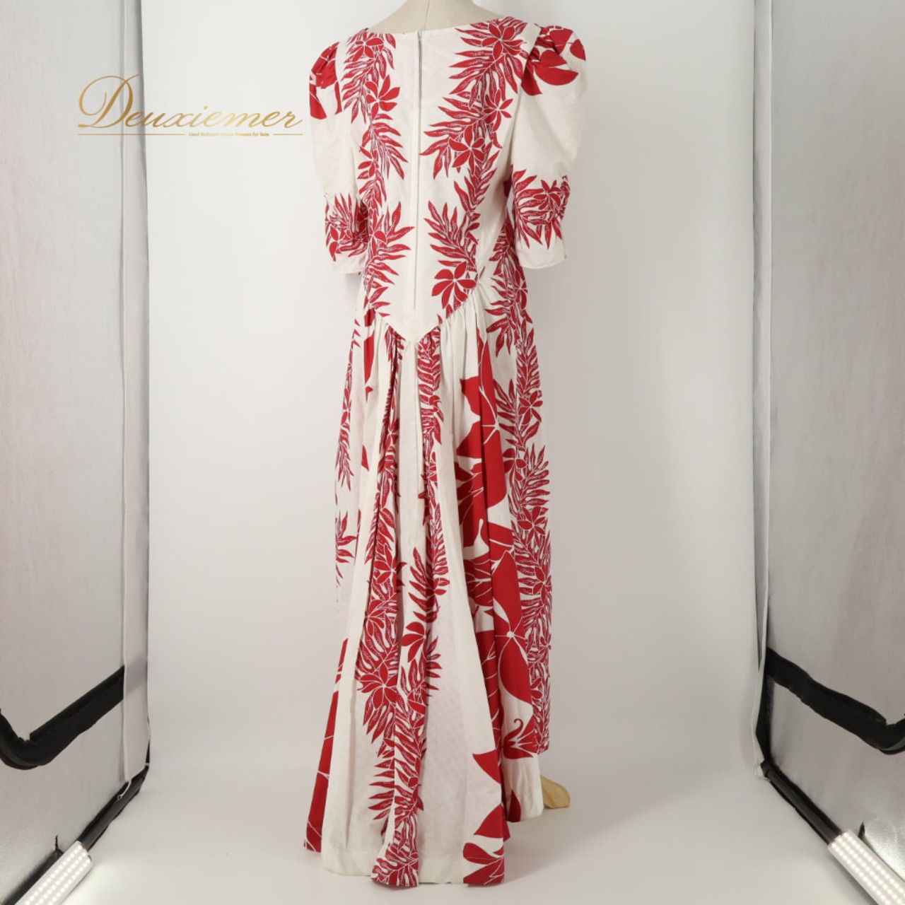 フラダンス 衣装 T&L MUUMUU FACTORY ムームーファクトリー ワンピース ドレス ホワイト系 ティアレ柄 花柄 植物柄 ハワアインプリント ハワイアン アロハ フラ ダンス レッスン 練習 ハワイアンダンス フレアスカート 白 赤 レッド系 華やか 鮮やか かわいい おしゃれ アシンメトリー
