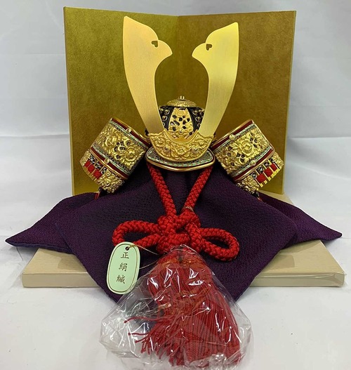 【山本人形オリジナル】8号兜 京極兜 赤糸縅 正絹 合わせ鉢 セット(飾台・金屏風付き)