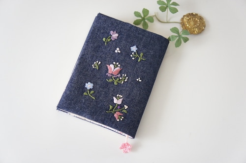 刺繍の文庫カバー（デニム×ナチュラル）