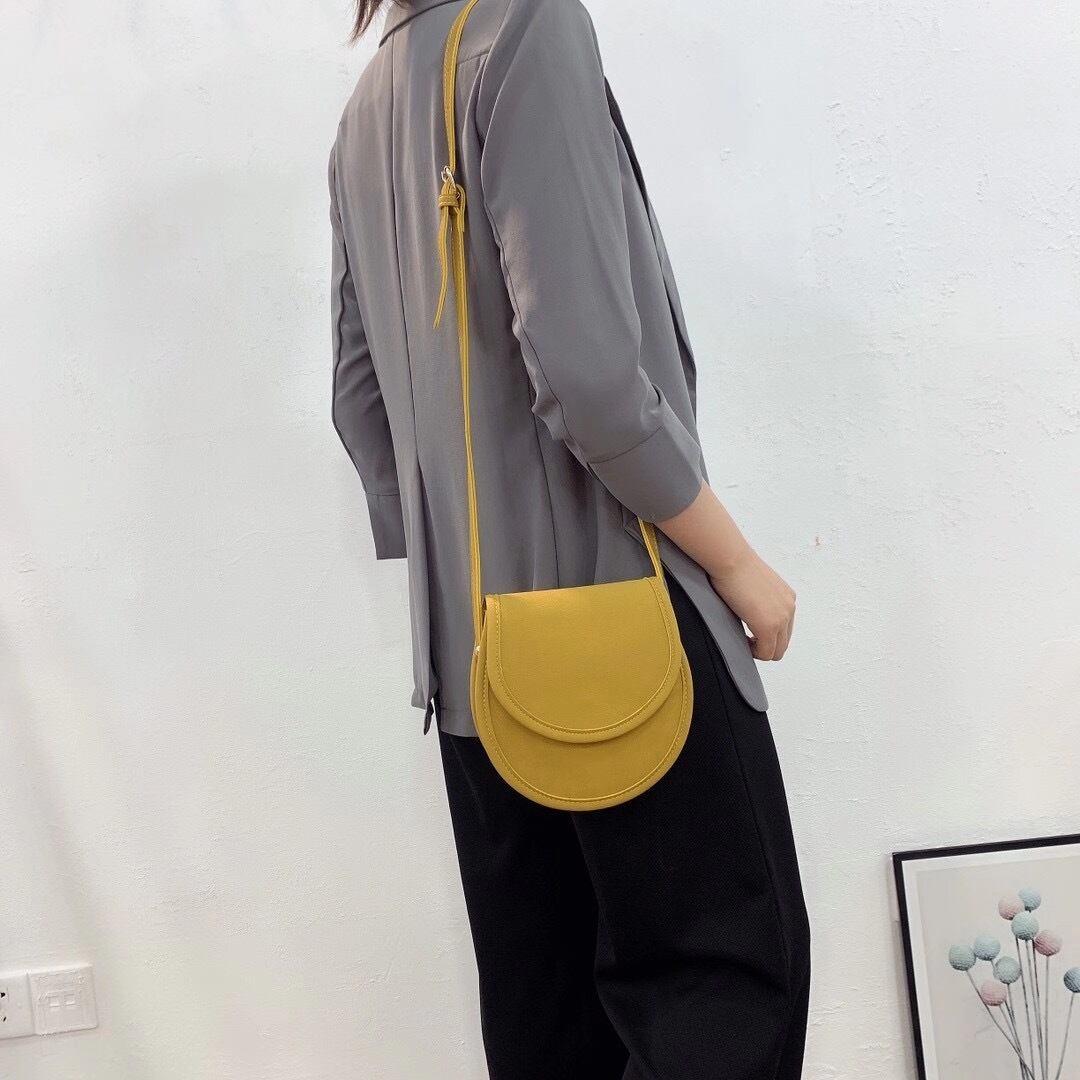 セミサークルショルダーバッグ