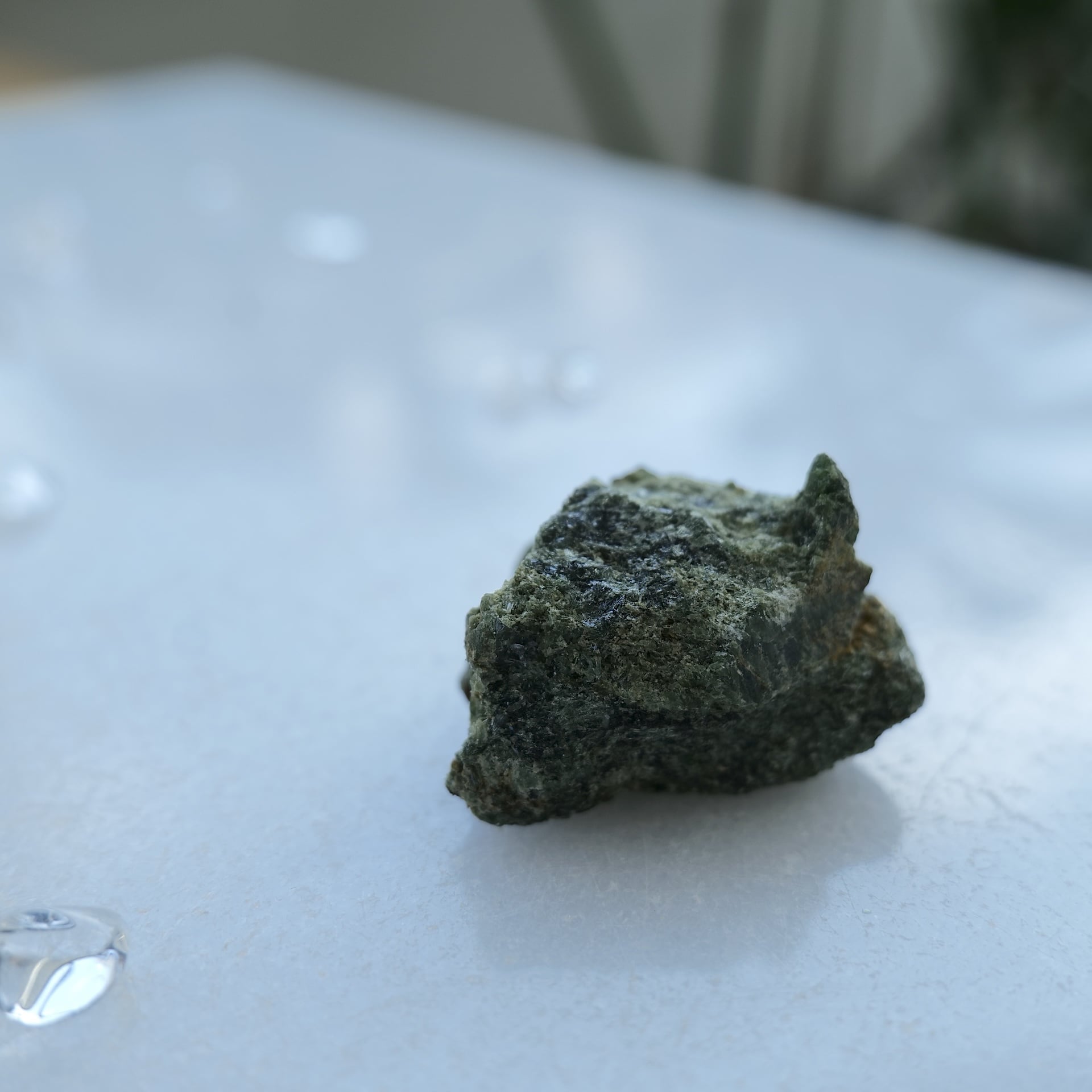 【地球の生命力を宿したグリーンクリスタル】ダイオプサイド 原石水晶 T26_10