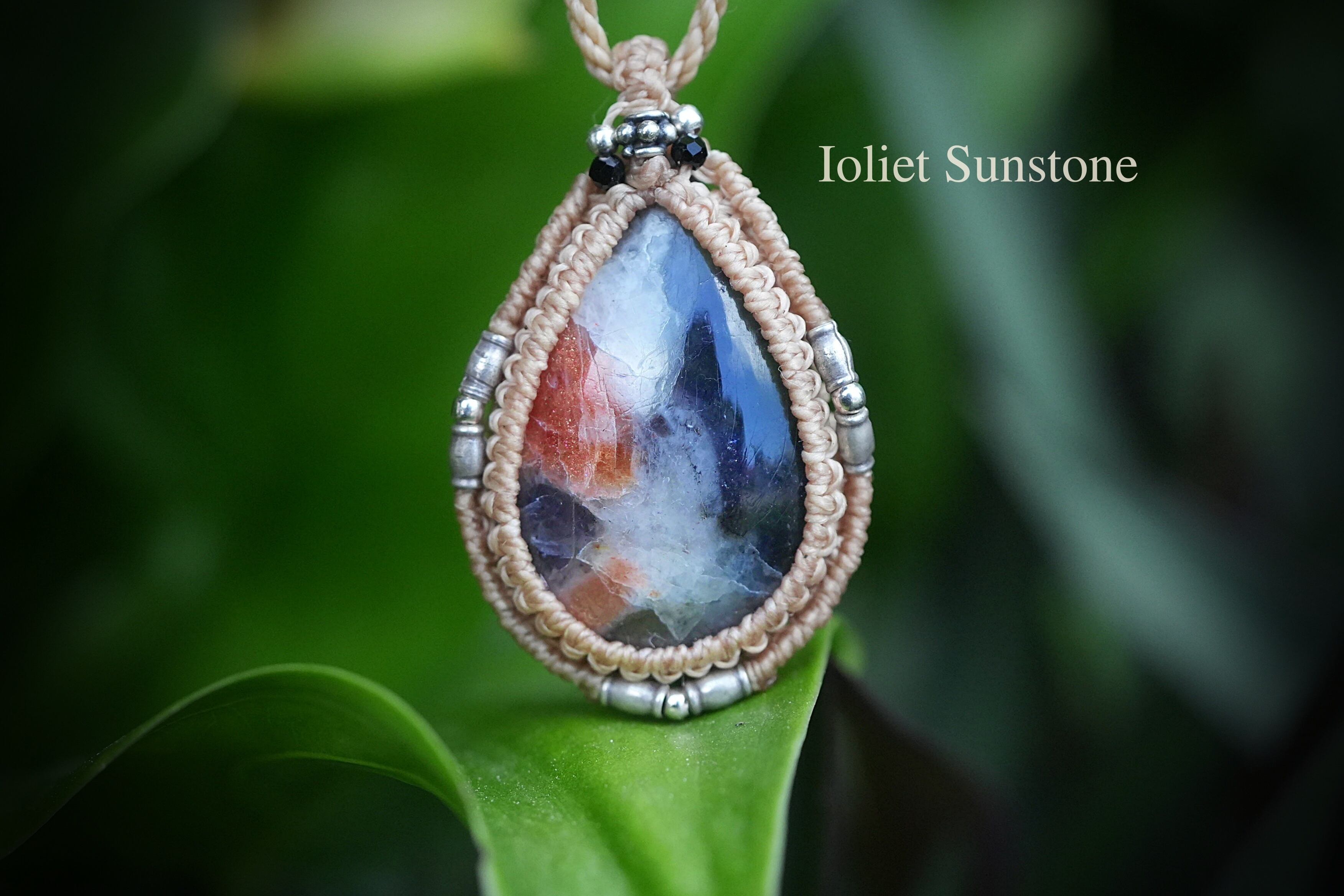 ぷっくり夕焼けと夜空★アイオライトサンストーン マクラメネックレス2019