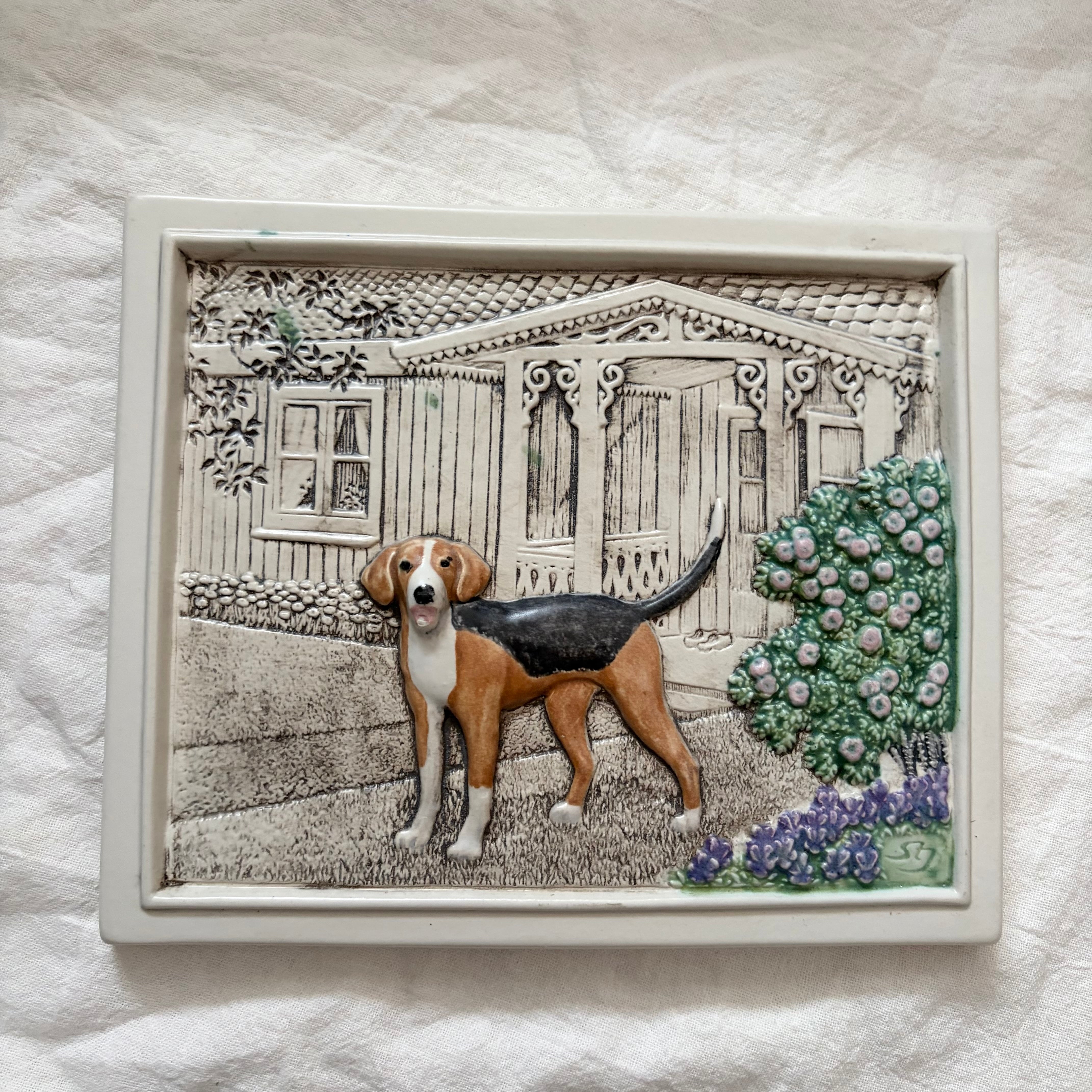 Jie Gantoftaの犬の陶板