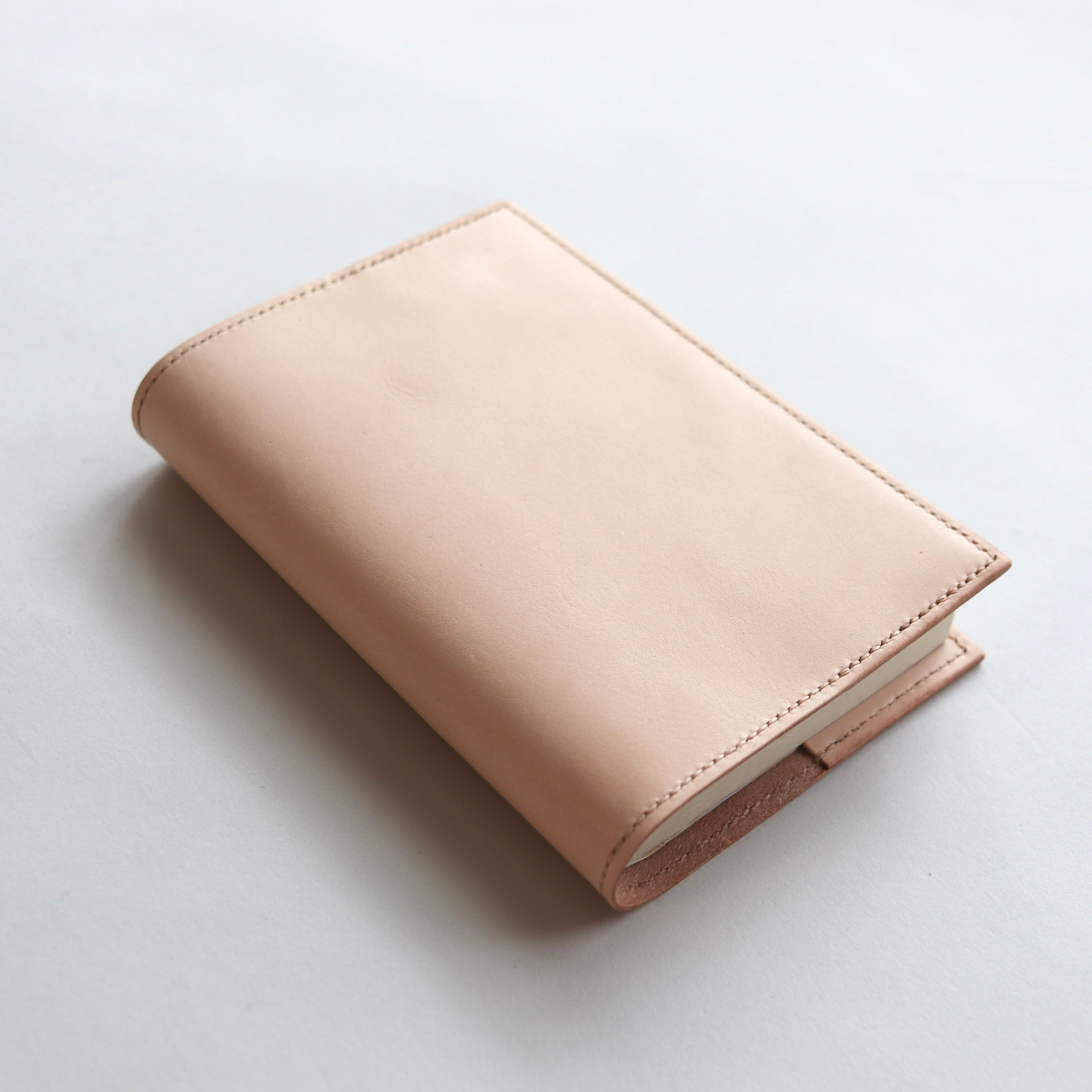 読書がしたくなる」ヌメ革の文庫本ブックカバー | 草木染レザー Sou-no-Iro