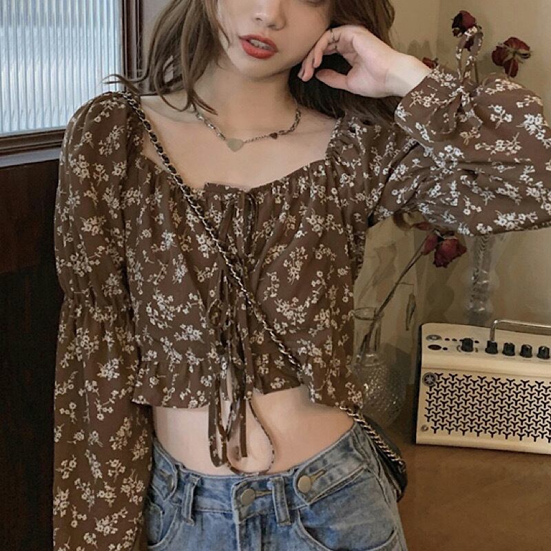 小花柄で キレイめフェミニン 小花柄 リボン付き ブラウス ショート丈 長袖 クロップド丈 花柄 イエベ ブルベ ボリュームスリーブ カジュアル 韓国っぽ 脚長効果 Lamitte Deco トレンド 韓国ファッション ショップ Base店 小花柄で キレイめフェミニン 小花柄 リボン付き ブラウス ショート丈 長袖 クロップド丈 花柄 イエベ ブルベ ボリュームスリーブ カジュアル 韓国っぽ 脚長効果 Lamitte Deco トレンド 韓国ファッション ショップ Base店