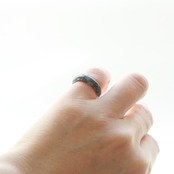 【6号】ブラックカラーの隙間からのぞかせる透明感がシックな装いにピッタリ！くりぬき甲丸リング A貨翡翠 jd_rg1735　