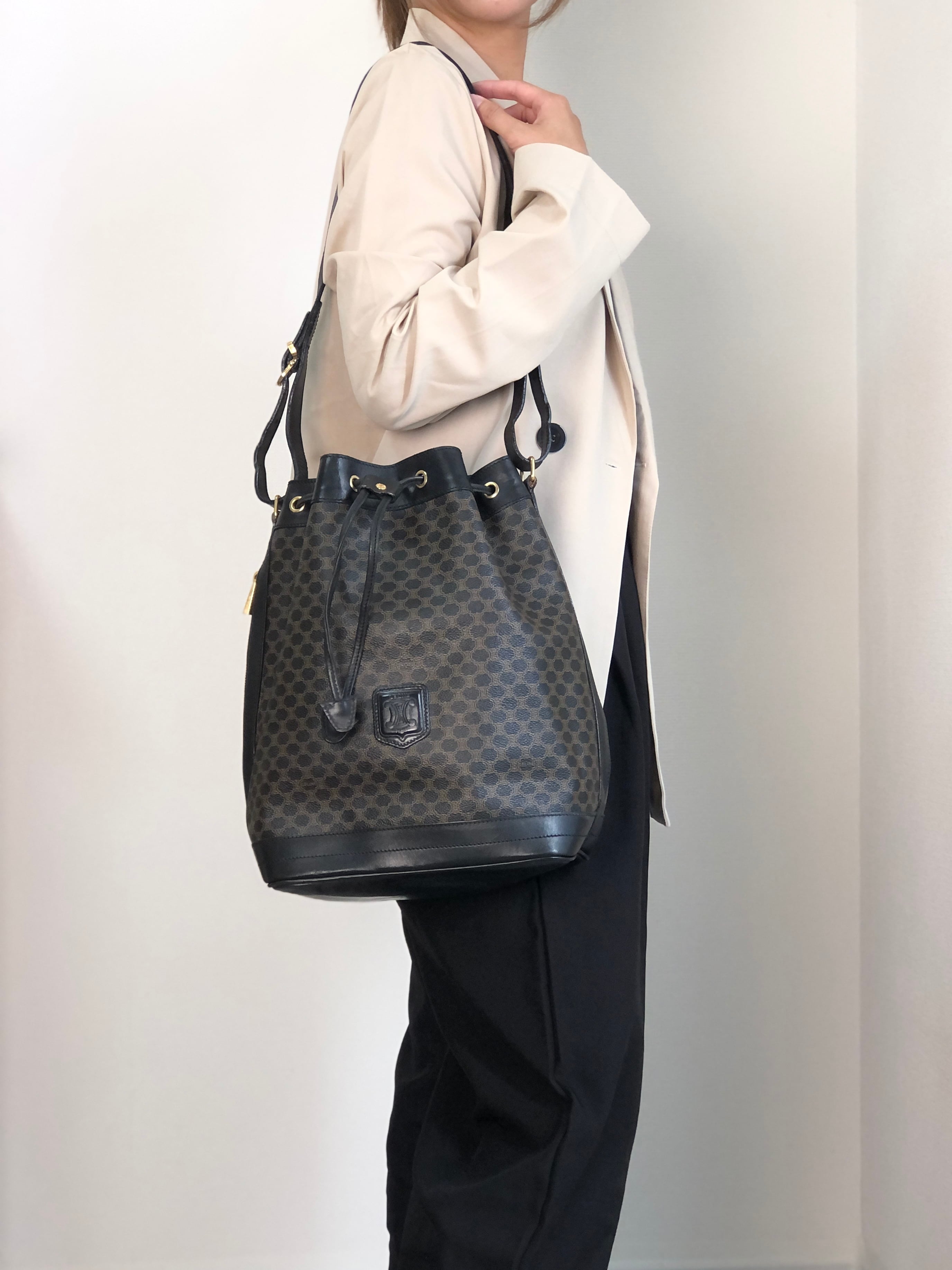 セリーヌ　マカダム　バケツ型　ハンドバッグ　ショルダーバッグ　PVC CELINE セリーヌ マカダム ショルダーバッグ ブラック ブラゾン型押し