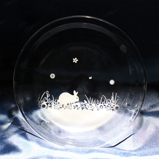 《送料無料》 うさぎモチーフのガラス小皿【お花と春うさぎ／カエルと挨拶】 ★名入れ加工対応品（有料）