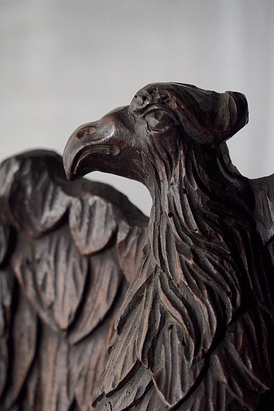 睨む目 雄々しく鷲木彫-antique wood caving eagle objet