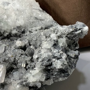 1点物！大家族ハリーが住みついている原石・大型フローライト原石クラスター