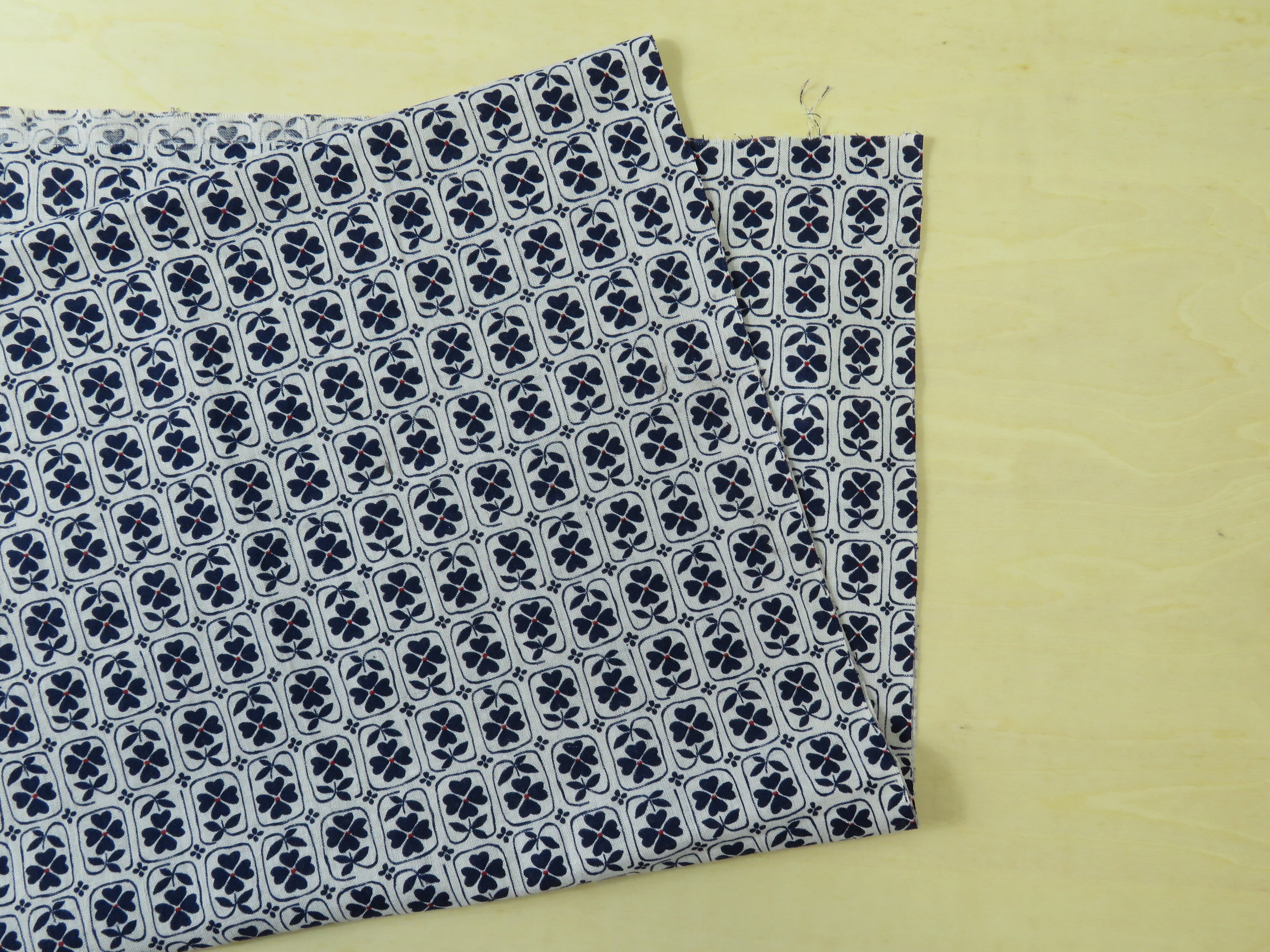 遠州浴衣 ネッカチーフ クローバー柄 うす灰色