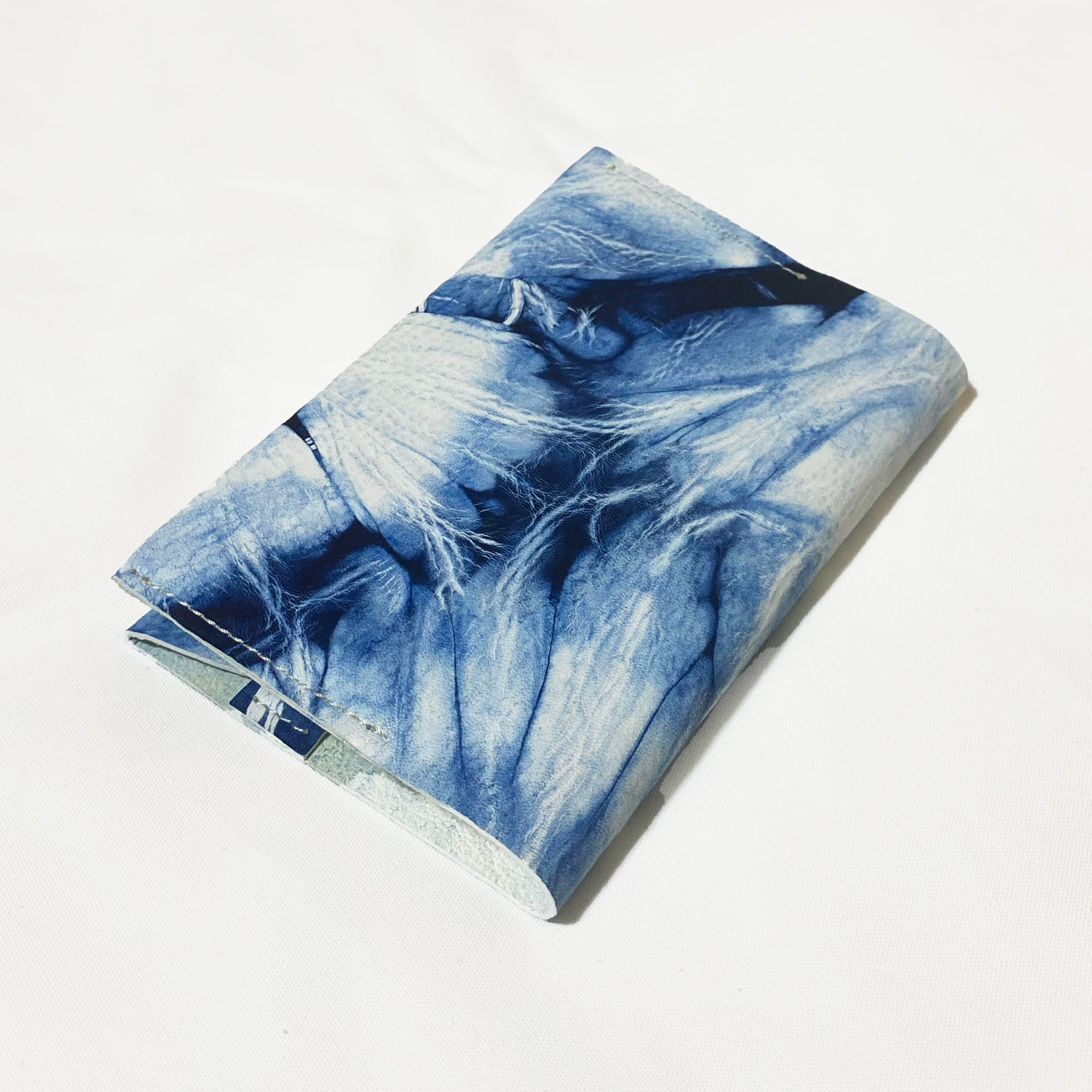 大判 希少洋書 SHIBORI 絞り染め ハードカバー 鹿革・藍染【ブックカバー】 | kagaribi