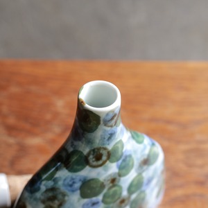 手描きの模様が美しい、陶器のボトル 2