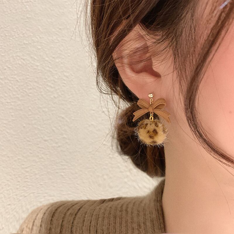 QCWリーズ】☆耳飾り☆ ピアス 飾り物 小物 リボン 毛玉 可愛い ペア 