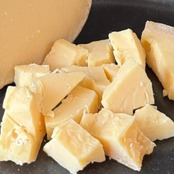 切りたてでお届け｜グラスフェッド ゴーダチーズ《プリマドンナ・マトゥーロ18ヶ月》｜オランダ産 熟成チーズ／芳醇スパイシー＆万能タイプ　赤ワイン・料理にも　Freshly Cut & Delivered｜Grassfed Gouda Cheese “Prima Donna Maturo 18 Months”｜Aged Dutch Cheese – Rich, Spicy & Versatile｜Perfect with Red Wine or in Cooking