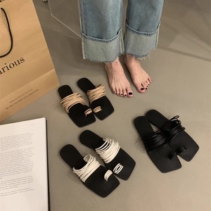 【送料無料】サンダル フラット ローヒール トングサンダル ビーチサンダル チューブ ベルト 細ストラップ 大人可愛い シンプル カジュアル 大人上品 オシャレ お出かけ 旅行 ポインテッドトゥ ぺたんこ  春夏 20代 30代 40代 女性用 レディース スタイリッシュ トレンド フェイクレザー ブラック オフホワイト ベージュ 黒 白