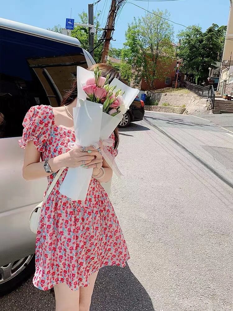 【新作】【送料無料】 新しい夏スタイルのフレンチパフスリーブの初恋ドレス、甘くてスリム、ハイウエスト、小柄な人向けの森スタイルのスクエアカラーの花柄ドレス 0250308067937