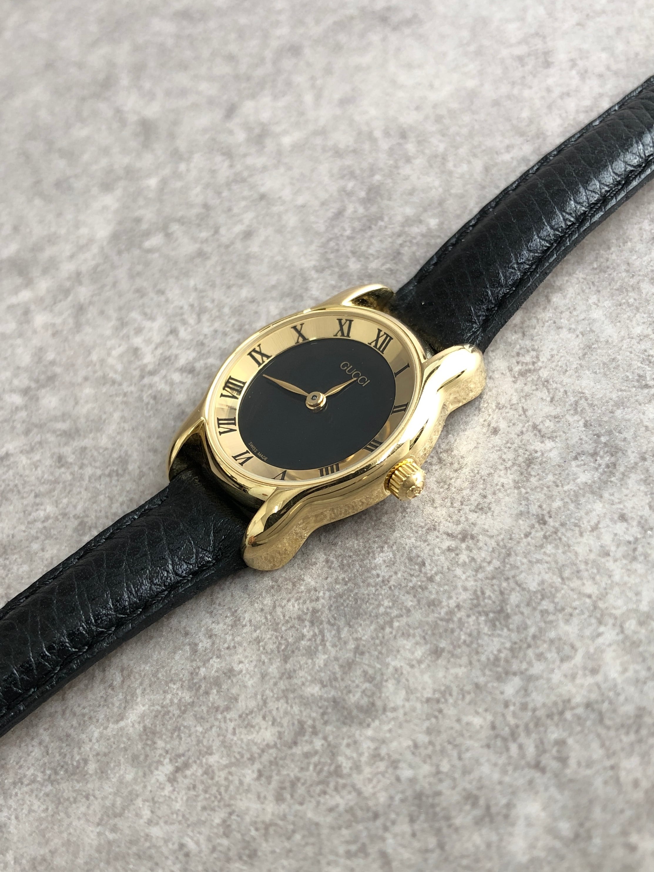 GUCCI グッチ 腕時計 ブラック×ゴールド ローマ文字 5100L レザー