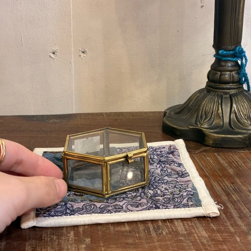 India Brass & Glass hexagonal Box M　インド　真鍮＆ガラス六角ボックス　M　インテリア　雑貨　収納　ケース　小物　アクセサリー　スクエアボックス　リングケース　リングピロー