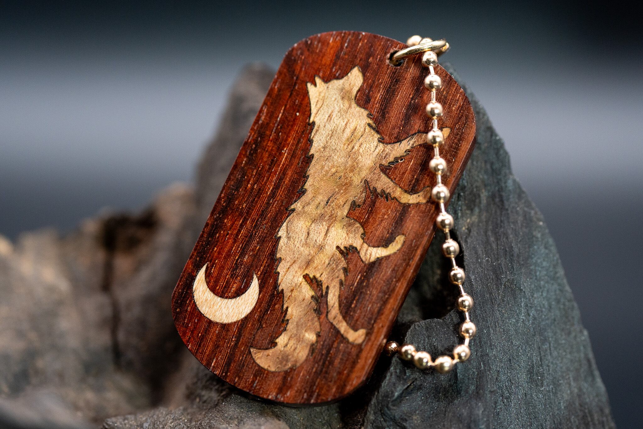 【 深紅の銘木 】老紅木 ドッグタグ 象嵌 闊歩